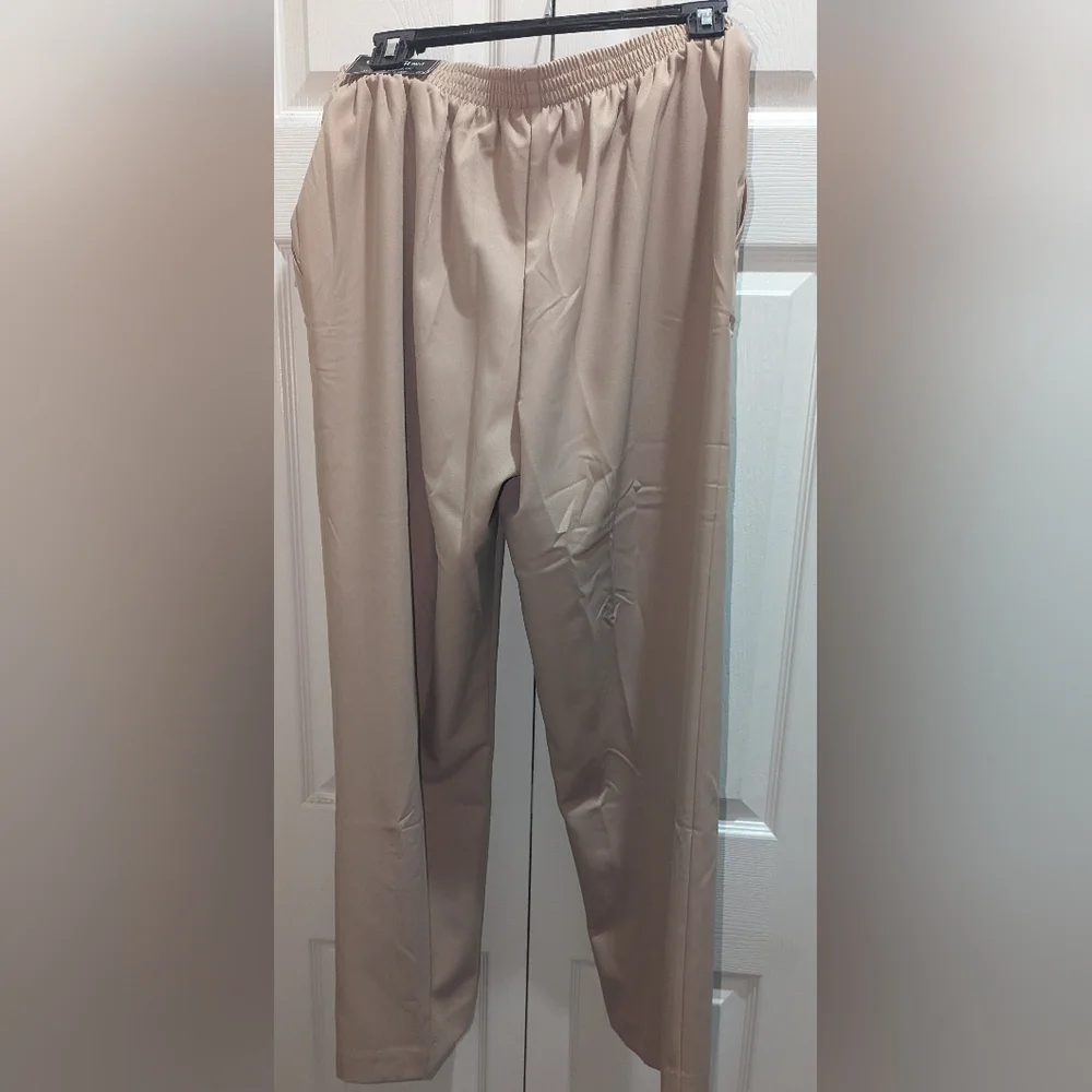 NWT,Alfred Dunner,khaki, classic fit,pullon pants- women's 6P,8P OR 14  petite - Picture 2 of 8